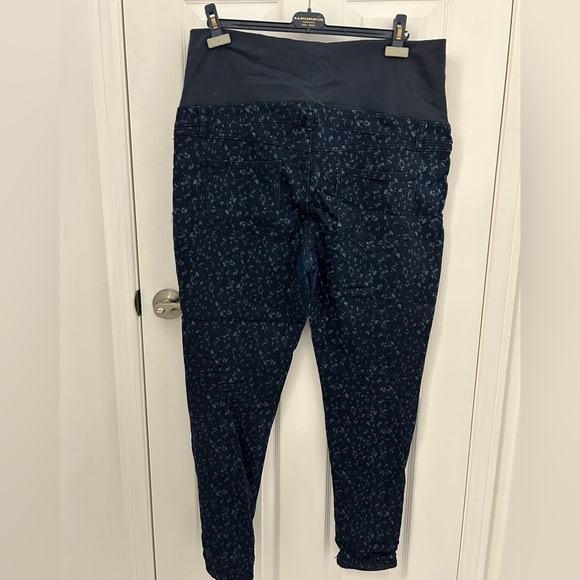 Thyme Maternity Dark Floral Jeans/Leggings, Sz XL - Picture 4 of 7